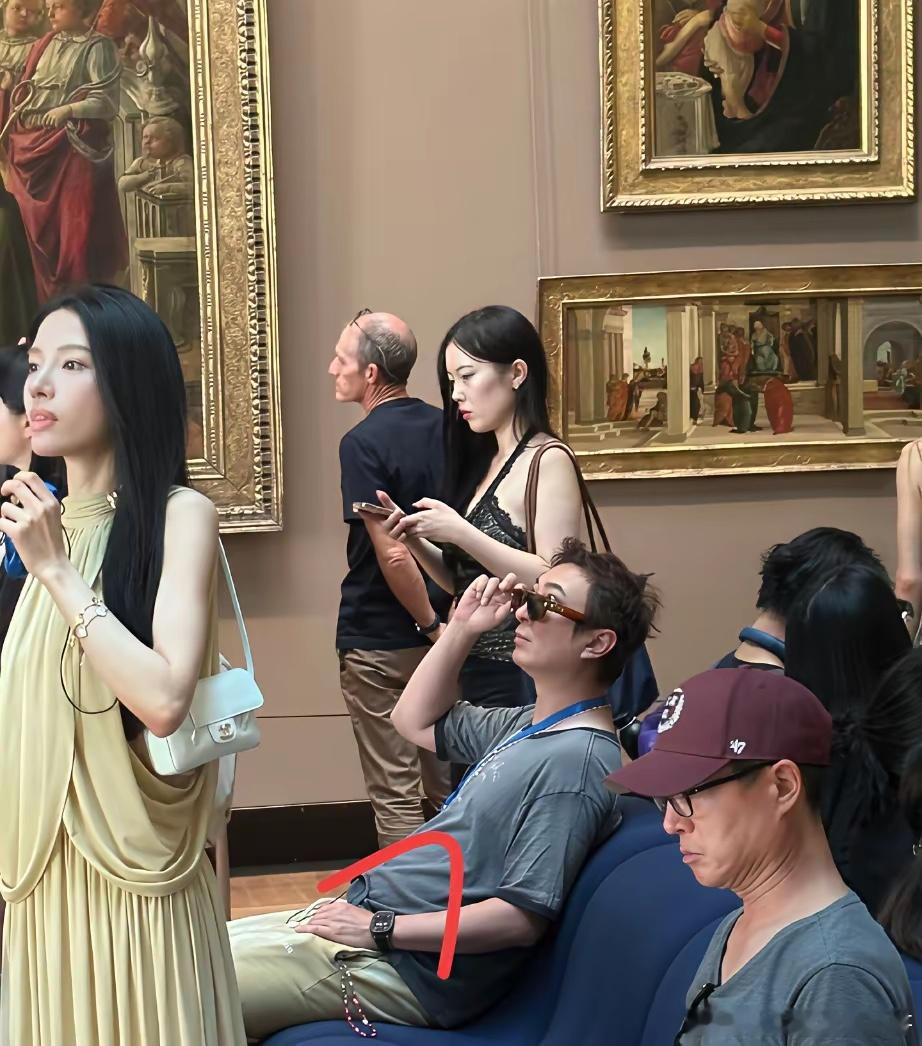 王思聪一只手表顶我十年工资了！