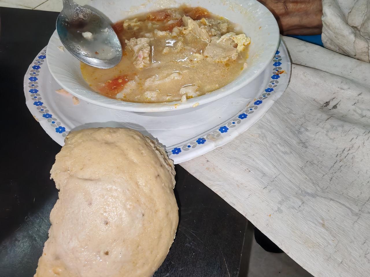 用过的那些纸盘子，老伴不让扔，他想干什么呀？前两天，和儿子一家在一起吃烧烤，