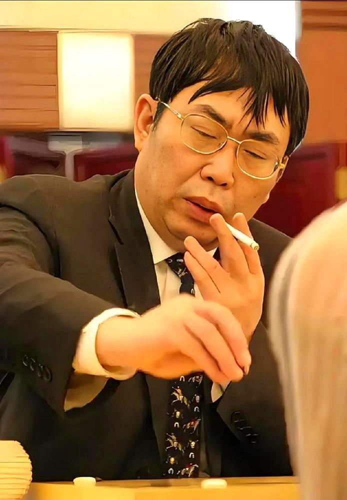 1985年擂台赛，小林光一一口气干掉六个中国棋手，日本那边放狠话：再输，我们仨剃