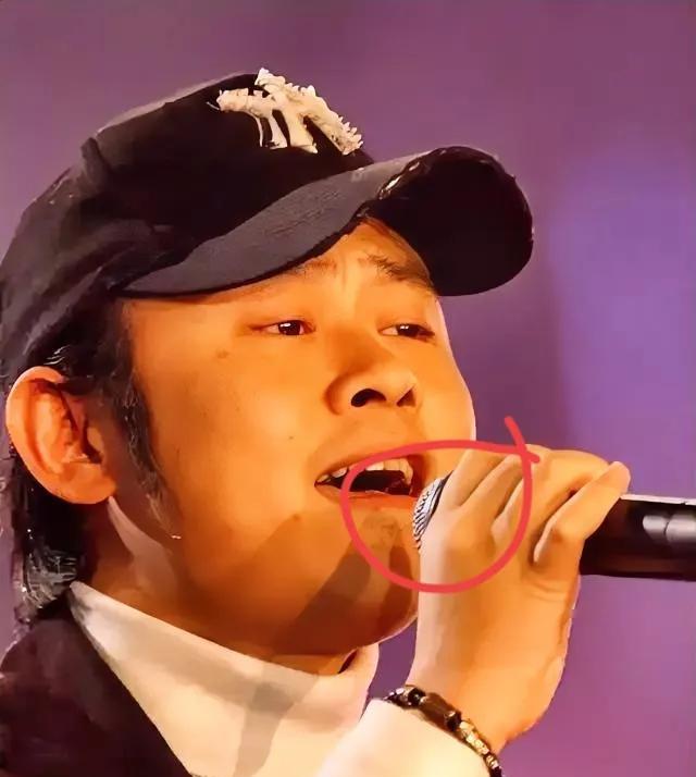 刀郎说，我在海口办了两场演唱会，票很快卖完了。观众坐满看台，合唱声很大。演出团队