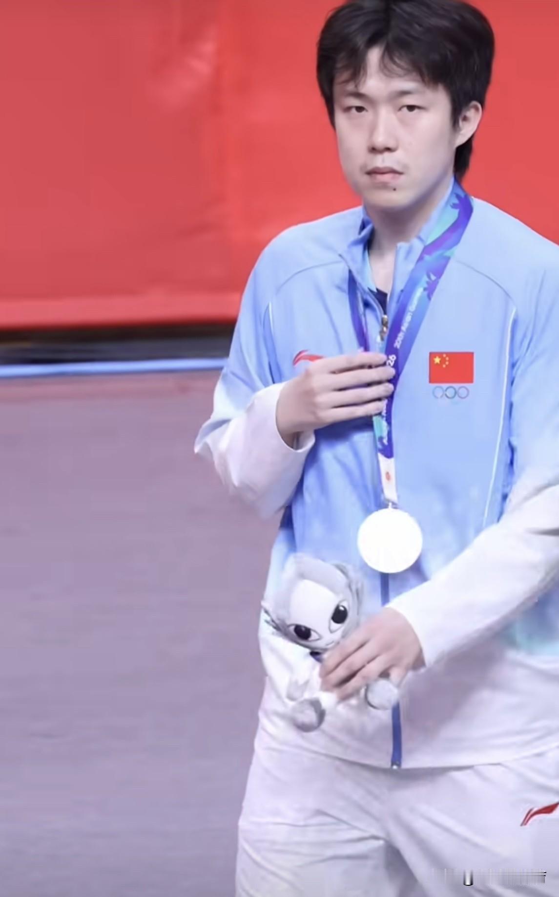 王楚钦赛后都要自责哭了！输给日本队后，身为队长的他，站出来接受记者采访，表示球队
