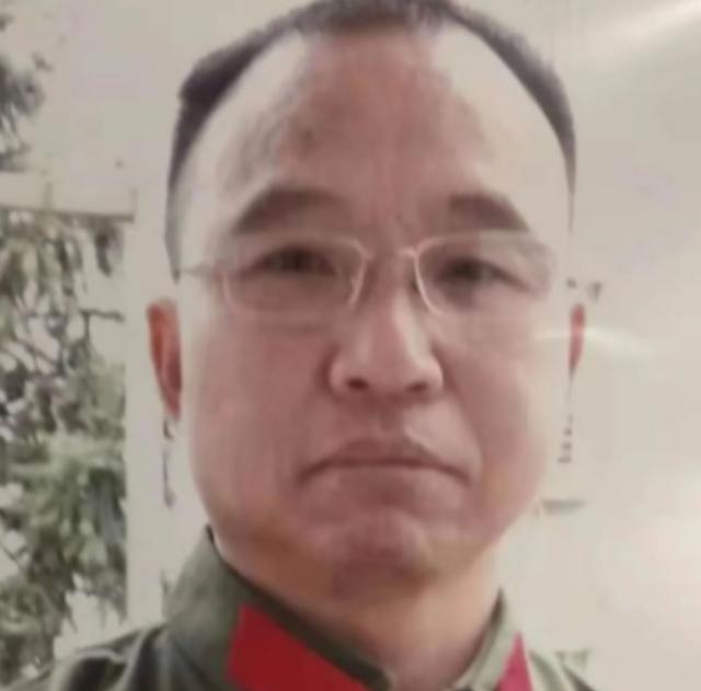 1984年，战士李陶雄中弹牺牲，送葬的过程中遗体竟两次从车上跌落，护士郑英察觉异