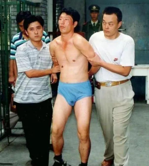 2005年，谢宗芬走出监狱大门。她没回头看一眼身后的家，却拉着狱友直奔新疆，义无