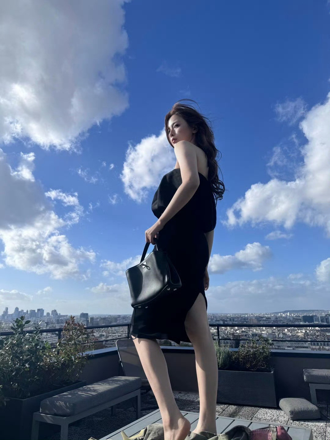 杨超越墨镜黑裙，妥妥的冷酷御姐感。杨超越