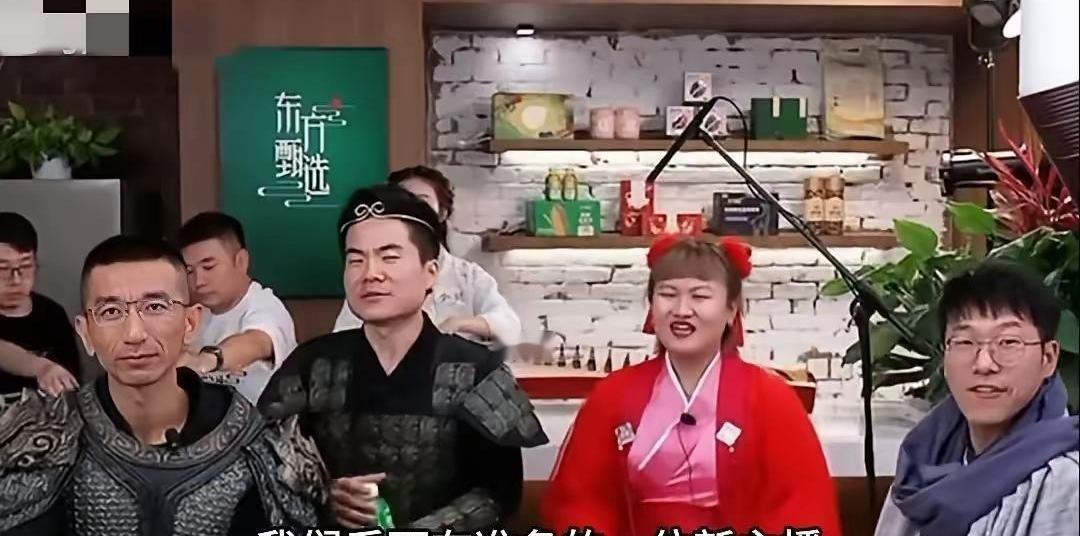 都说小贝是“迟到”了三个月，才加入与辉同行。不少人私下嘀咕，说她是在观望风向，