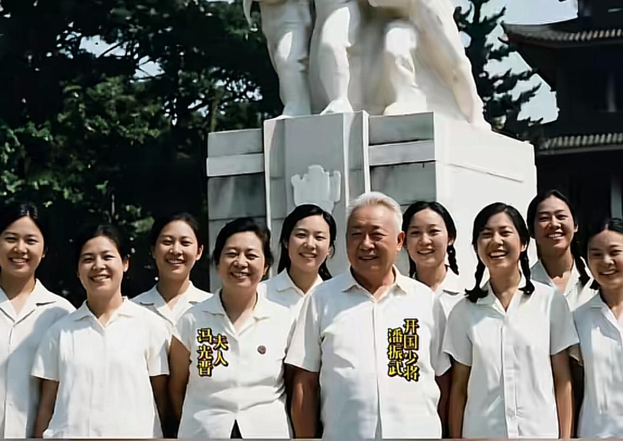 1964年汉口，开国少将潘振武与家人留下了这张家庭合影，九个女儿被大家亲切称作“