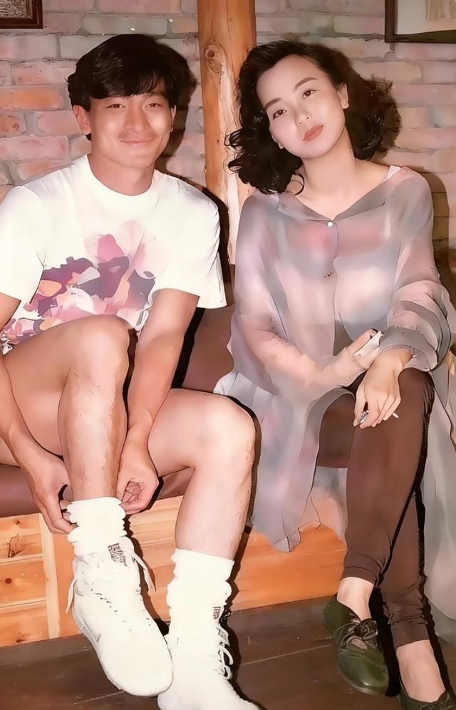 1988年，27岁的刘德华与梅艳芳同框。彼时华仔青涩腼腆，梅艳芳光彩