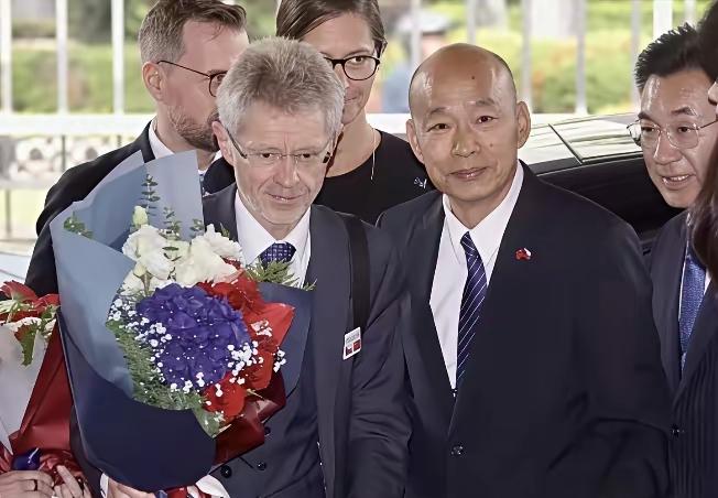 脸都丢尽！捷克议长“窜台”耍双标，韩国瑜卑微道歉太离谱！今天台湾那边，又上演