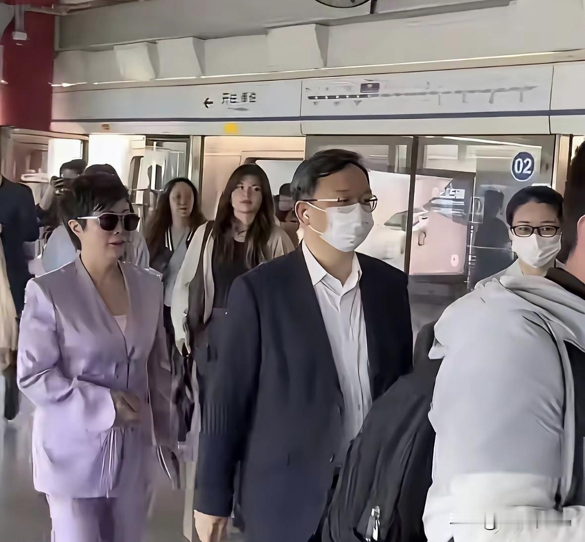 4月24日，北京2026年车展。名车汇萃，大佬云集。比亚迪创始人王传福和夫人却