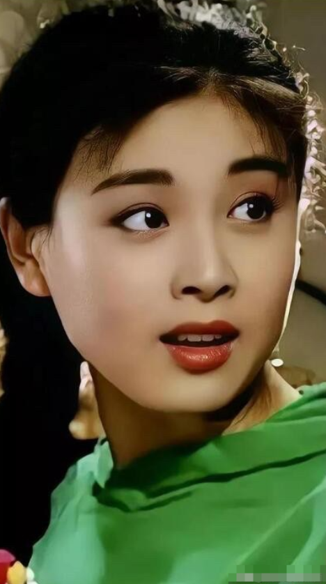 她才是九十年代的第一美女，大大的眼睛，白嫩如水的肌肤，看起来特别的性感迷人，比朱