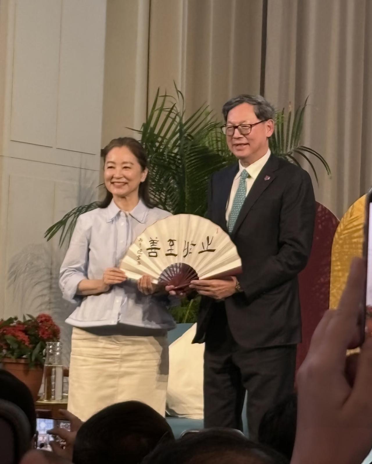72岁林青霞现身香港中文大学参加讲座活动，她的状态看起来非常好，整个人元气满满，