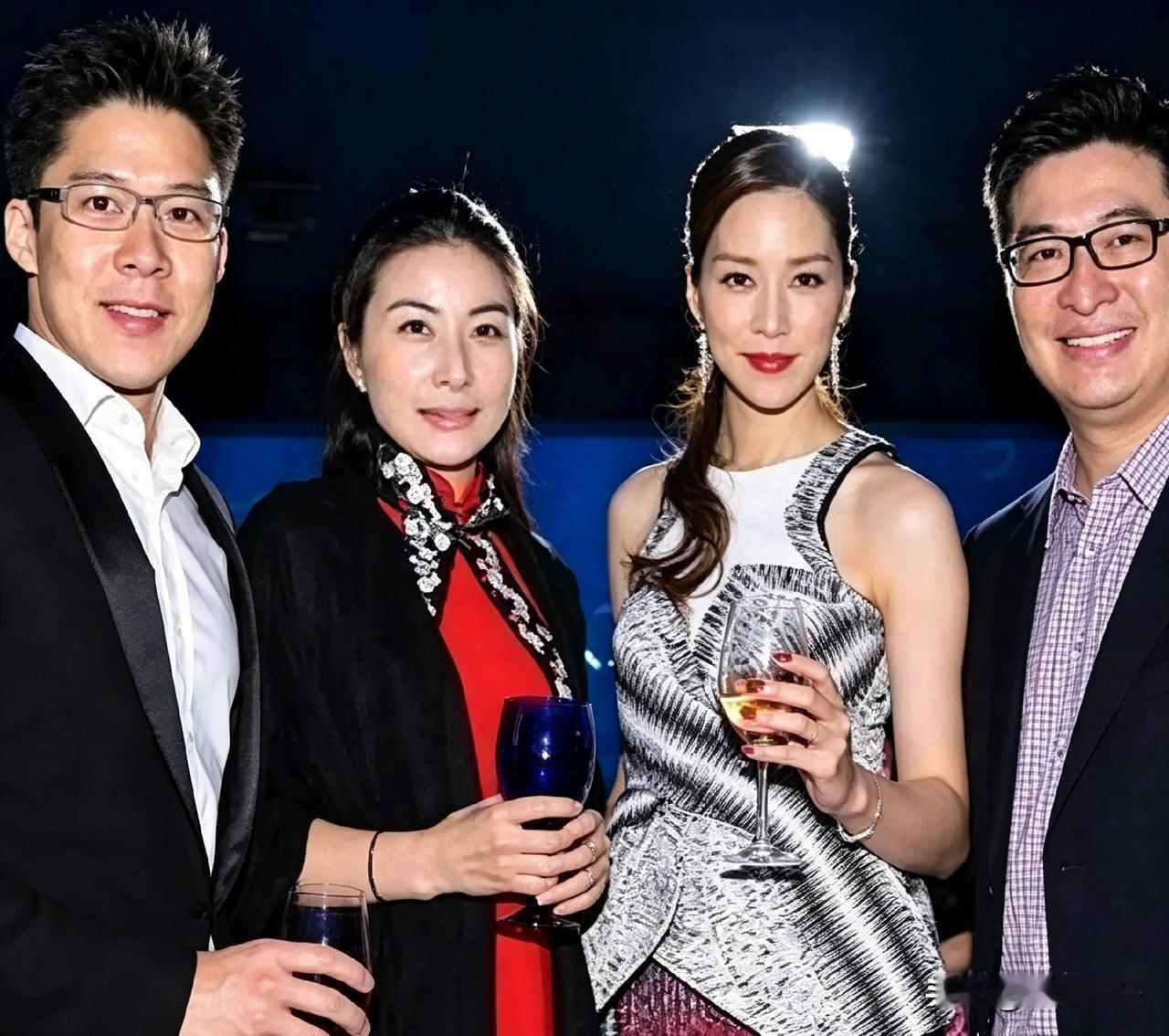在一个活动现场，霍启刚和郭晶晶两口子，跟徐子淇、李家诚夫妇碰一块儿合影了，这画面