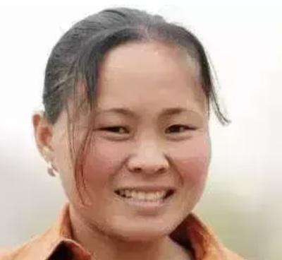 1994年，18岁的女孩被人贩子卖给老汉为妻，付钱时，人贩子却要多收100块。