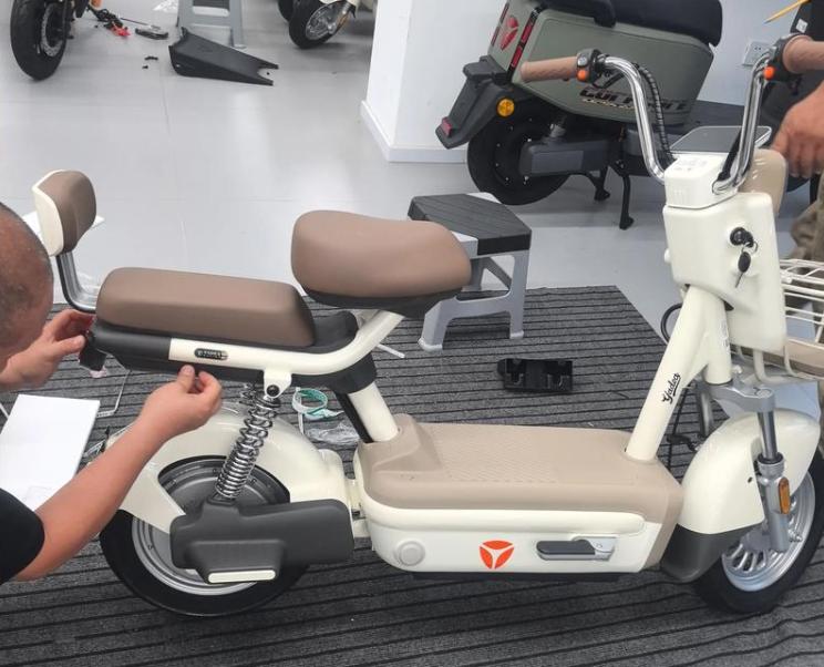 总刷到固态电池、锂电池，越看越懵有没有？今天就一次性说明白，普通人一眼就能看懂，