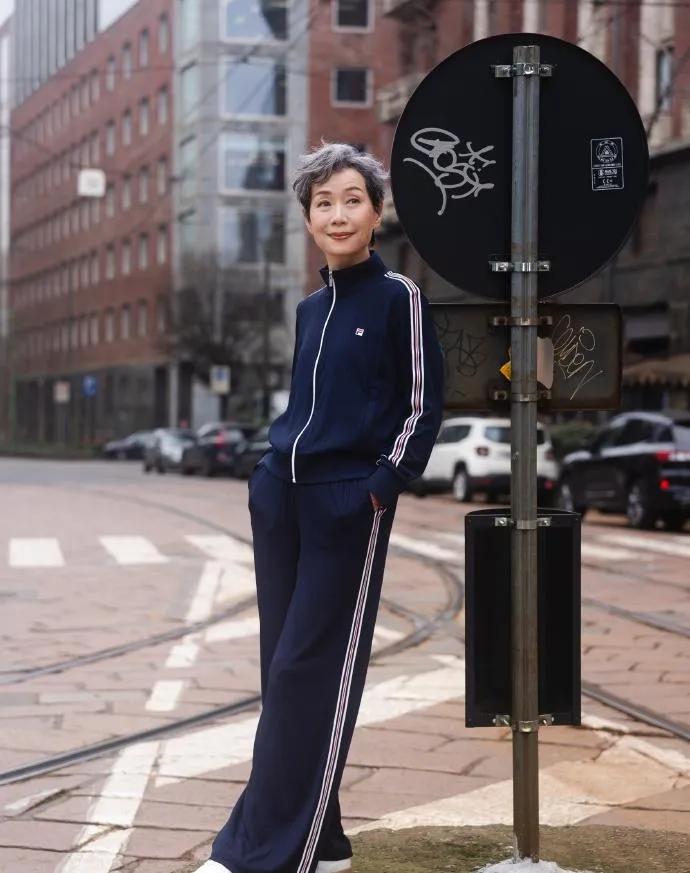 ✨叶童的老年穿搭太值得借鉴了！一身藏青条纹运动套装，搭配德训鞋，舒适随性又显利