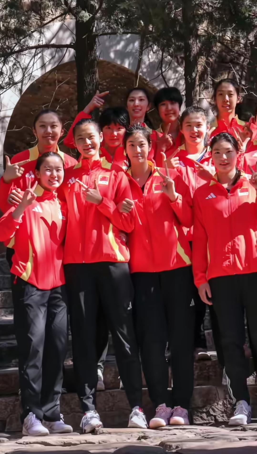 集训中的中国女排，在北京香山拉练，没有刁琳宇，没有王梦洁，倪非凡已成了这群