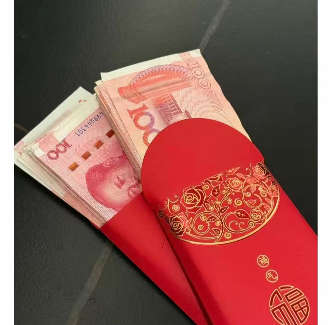 我妈每月给一个大红包，说“退休金花不完”我妈又给我包里悄悄放了个大红包。 我