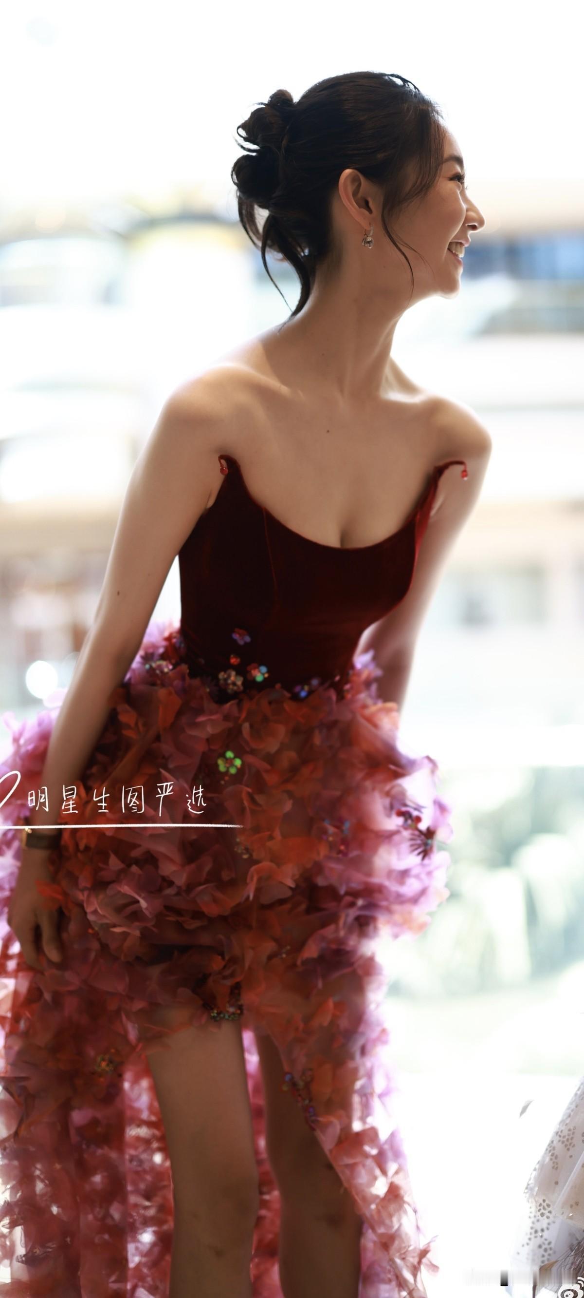 张艺凡230609上影节外拍生图​​​！其实太瘦了，并不好看！