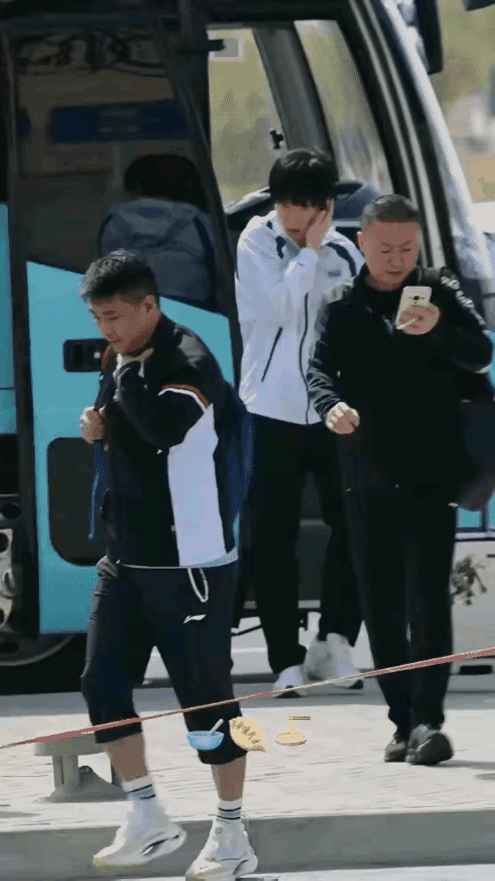 多哈世乒赛王楚钦帶伤训练，带伤参赛，王楚钦和教们一起下车，前面是王皓指导，第二个