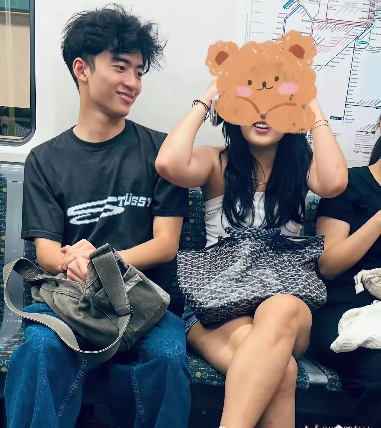 谢霆锋的“隐忧”成真了。张柏芝18岁的儿子谢振轩，不再是那个紧紧抓住妈妈衣角的