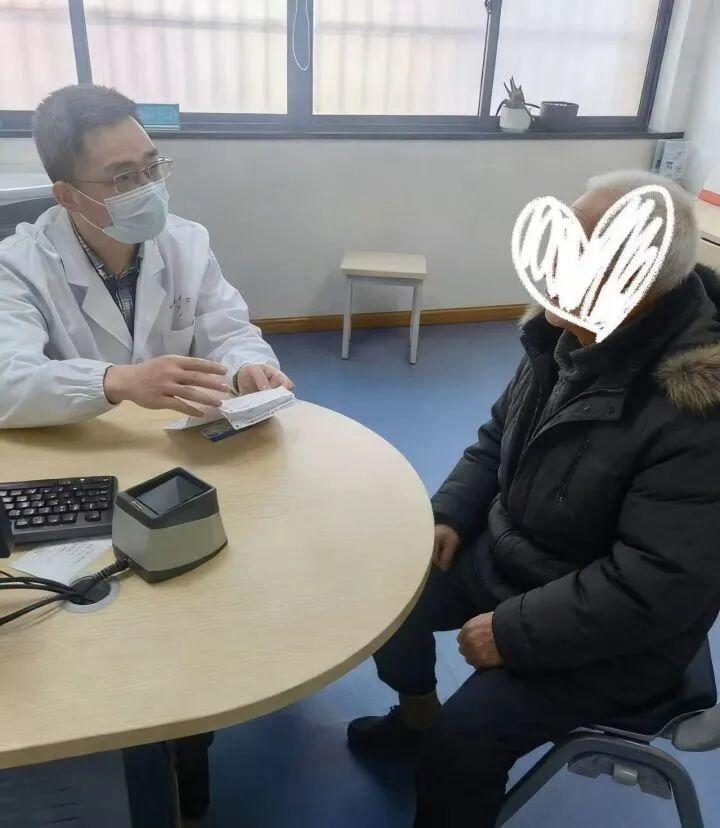 演员林允被曝片场吃救心丸“抗累”, 医生警告: 别乱用! 或因症状被掩盖而导致病情恶化