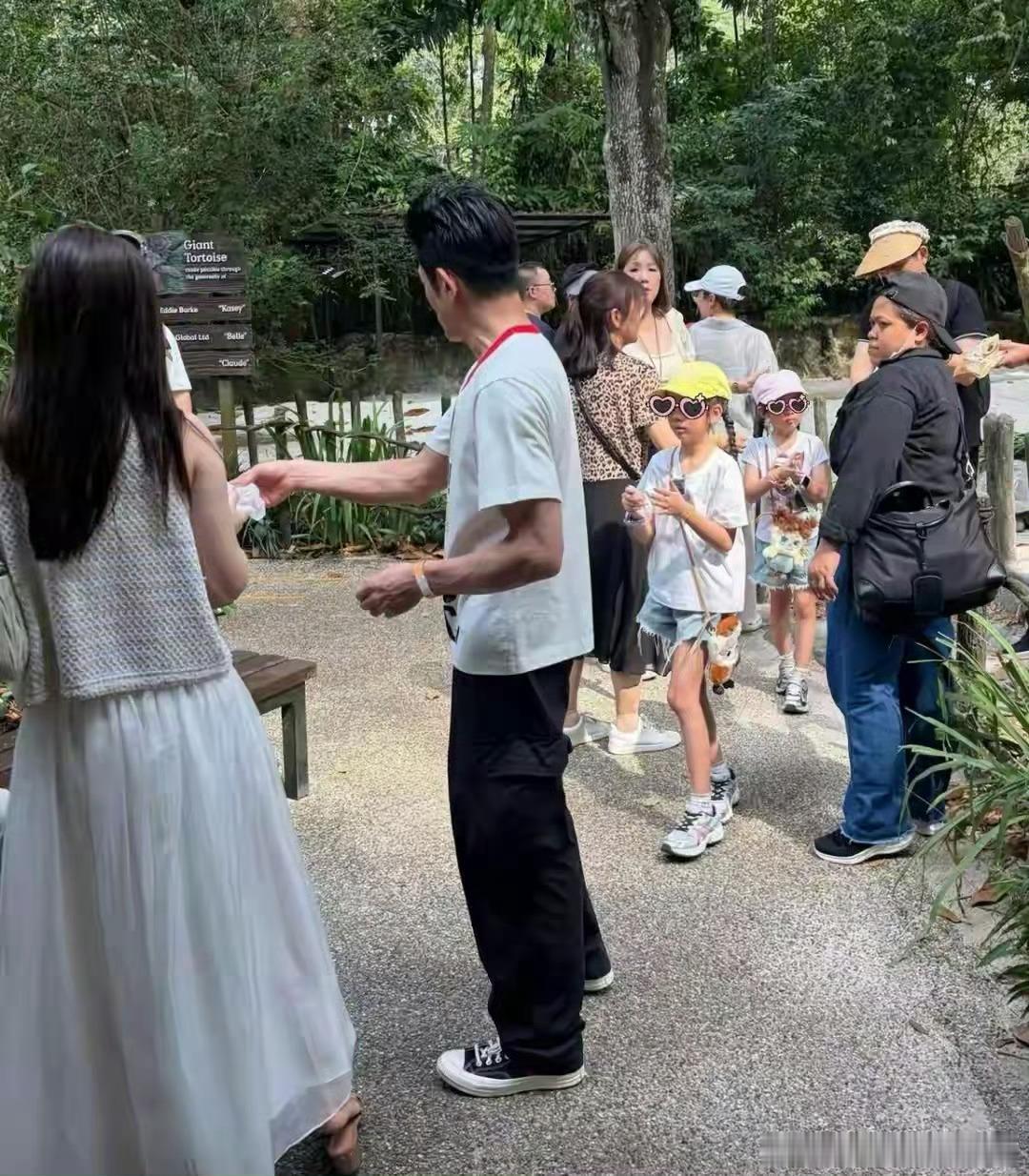 郭富城一家五口去海洋馆游玩，方媛抱着三宝拍全家福，小女儿好漂亮 ​