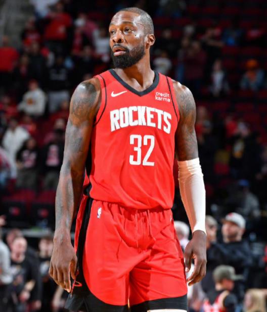 泰特这位30岁的前锋，一直是火箭队替补阵容里的万金油。一些球队对他有意，想要通过