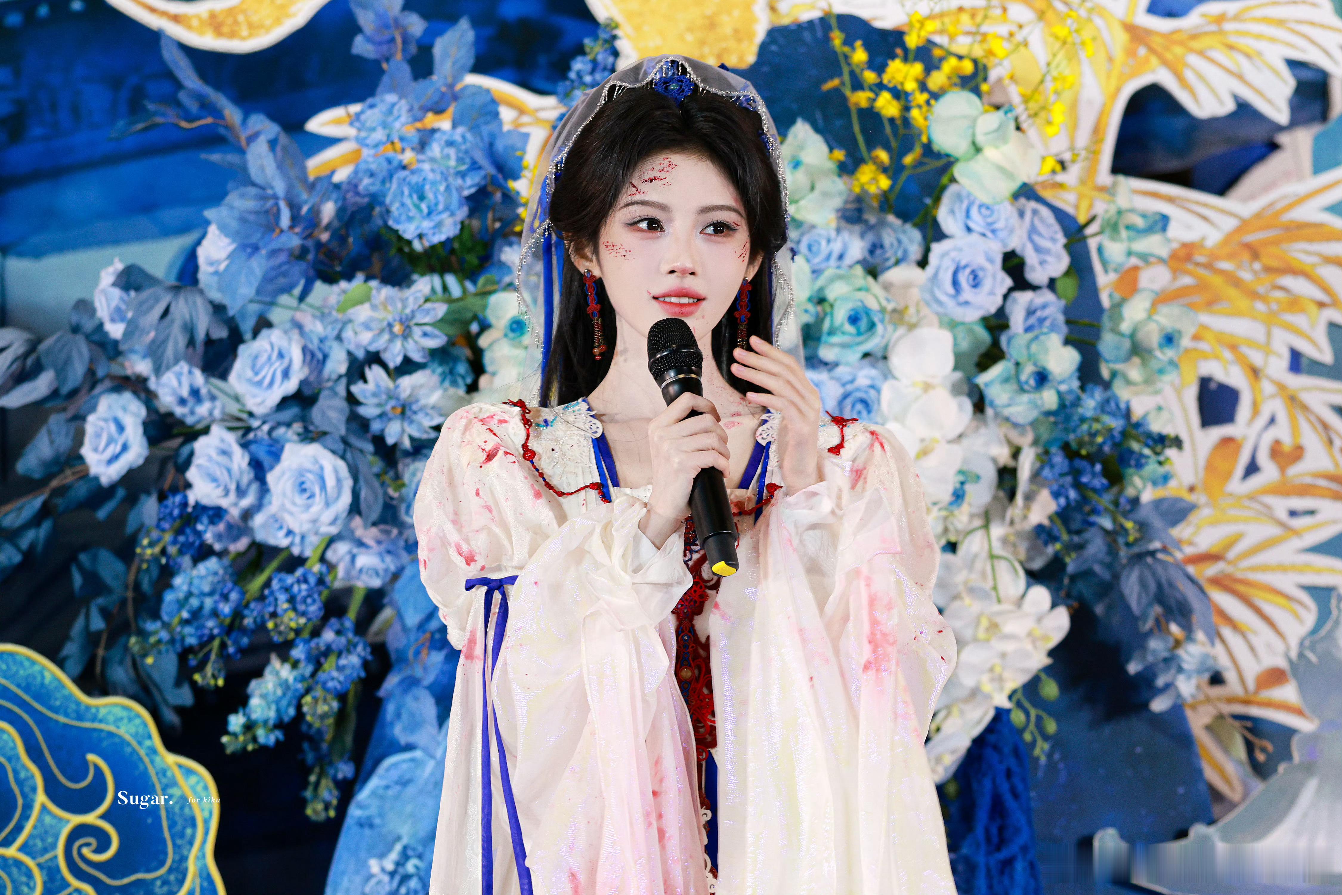 鞠婧祎指和古早粉丝合影，每次都让人心软软的小女孩，希望早日见到《来战》，感受到了