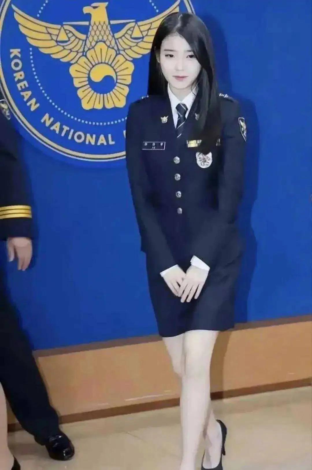 这是哪个国家的警服，居然短裙配高跟鞋，一点都不正式，不像是严肃的警察穿办看后