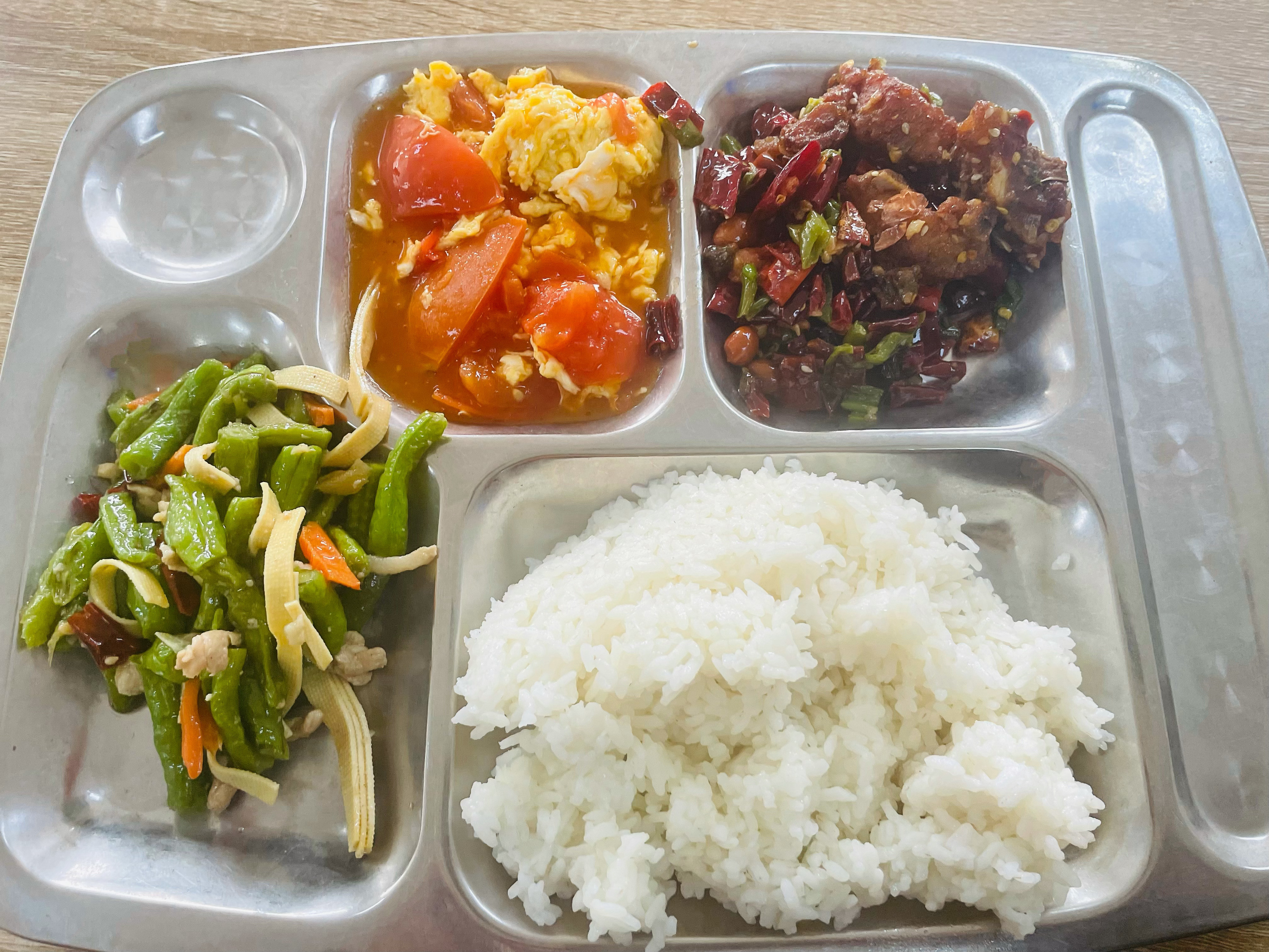 这是我们食堂的饭菜，中午是免费的工作餐。