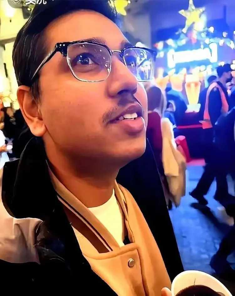 阿三真的把自己当大爷了！来到我们这儿还要摆谱。北京三里屯某咖啡店来了一位自称