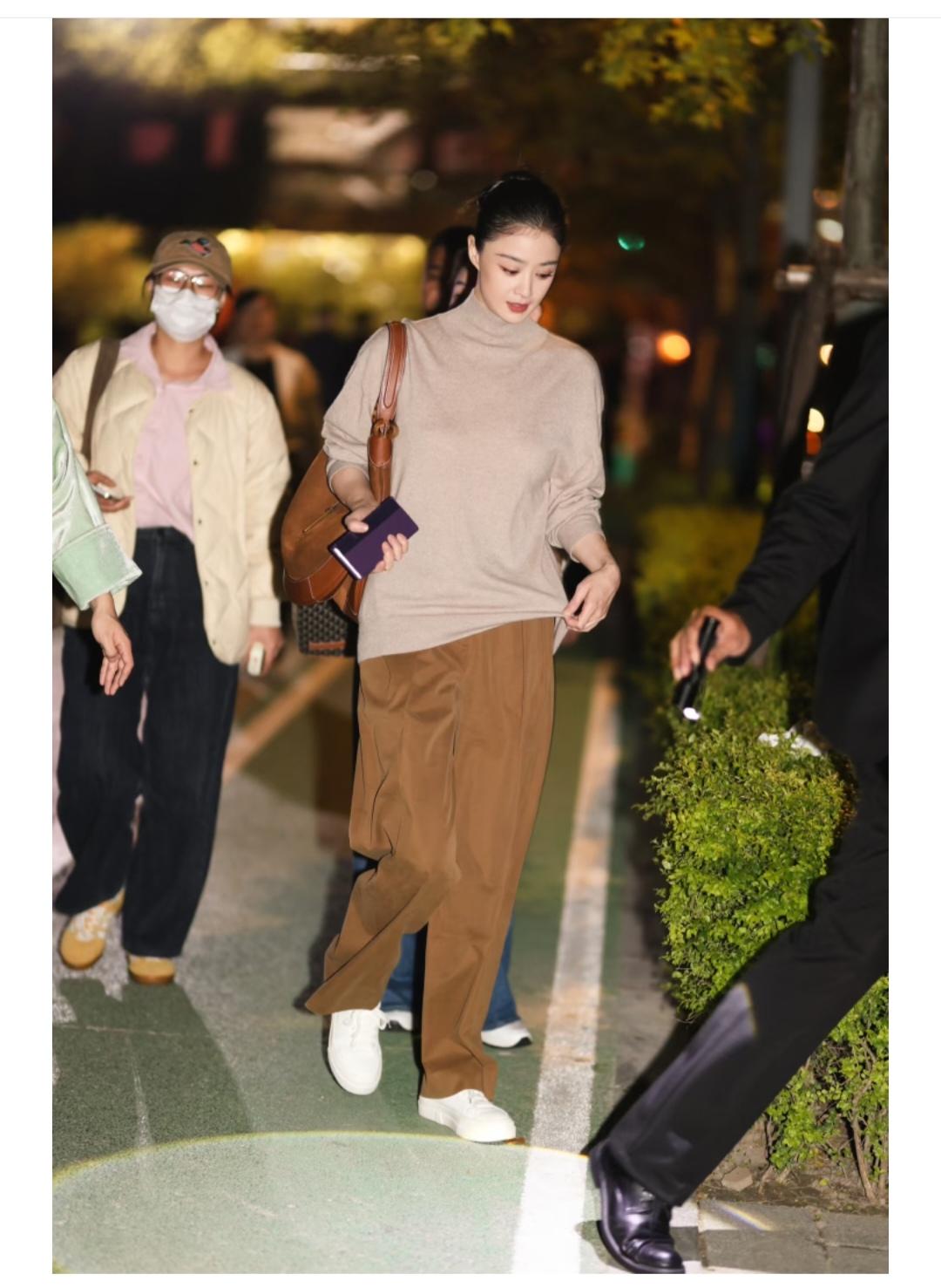 蒋欣，这身衣服搭配的太好看了，洋气时尚又显气质。