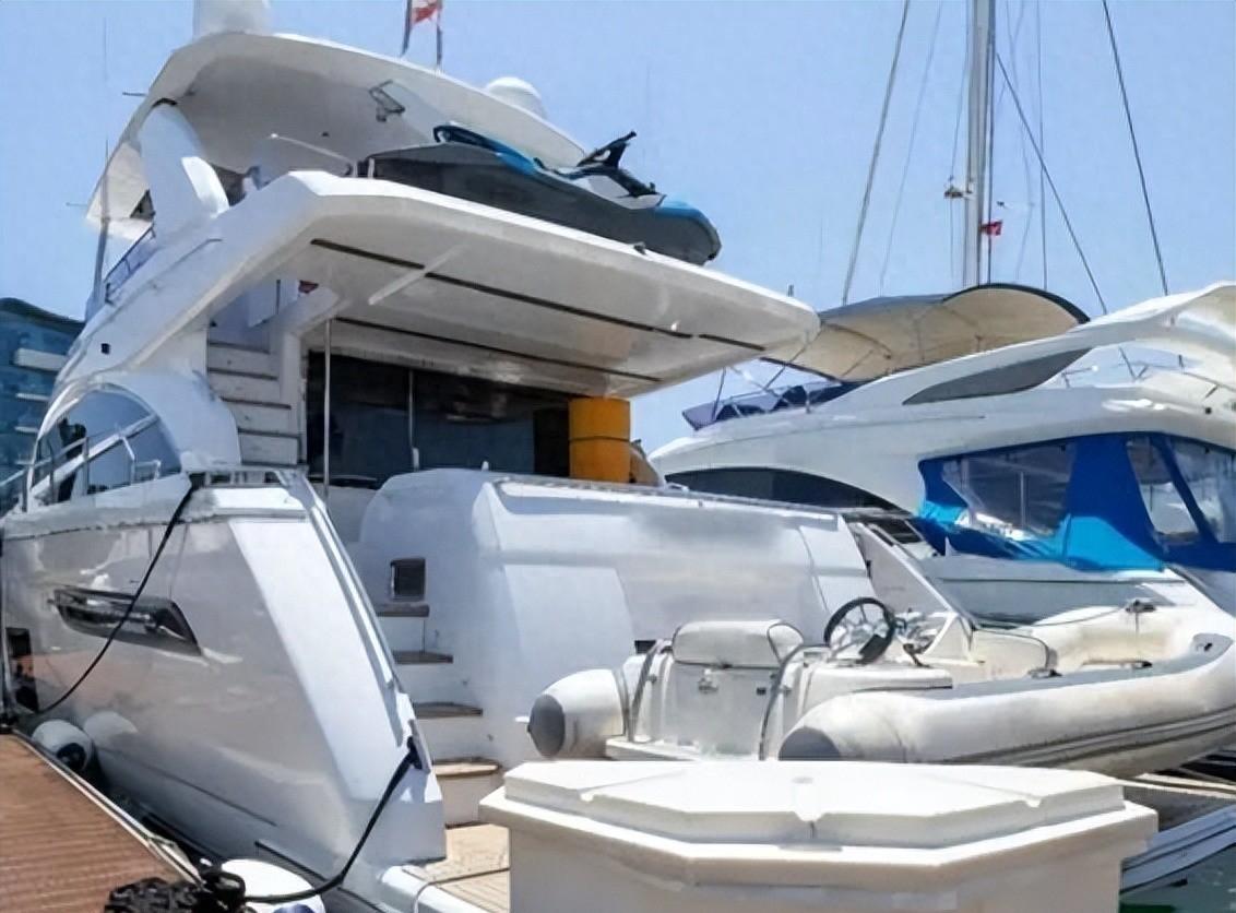 柬埔寨富豪陈志遭多国通缉，巨额资产被冻，幕后真相令人发指。新加坡警方10月30