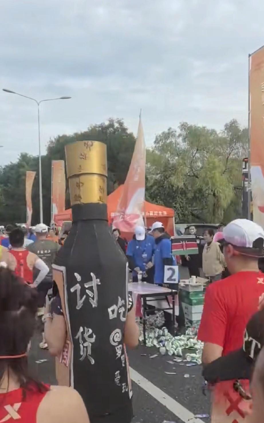 太原国际马拉松比赛惊现一个“讨吃货”。太原马拉松的流量太大了，有想法的人绝对不
