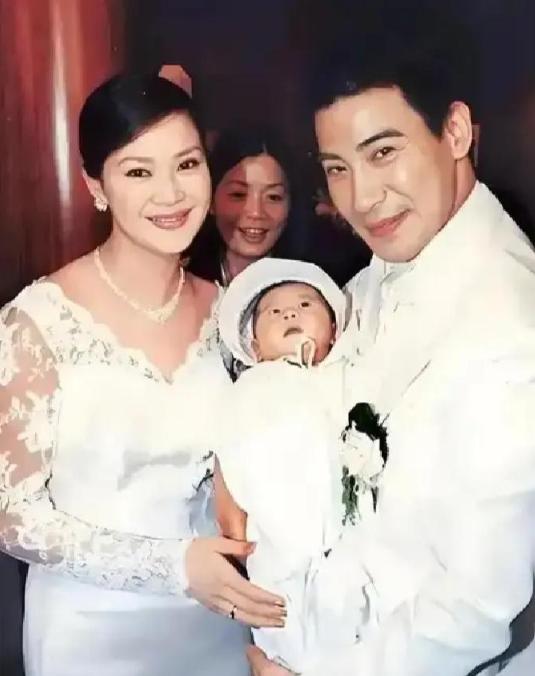 2001年6月，俞小凡与相恋11年的翁家明奉子成婚，婚礼排场十足，摆了四十桌宴席