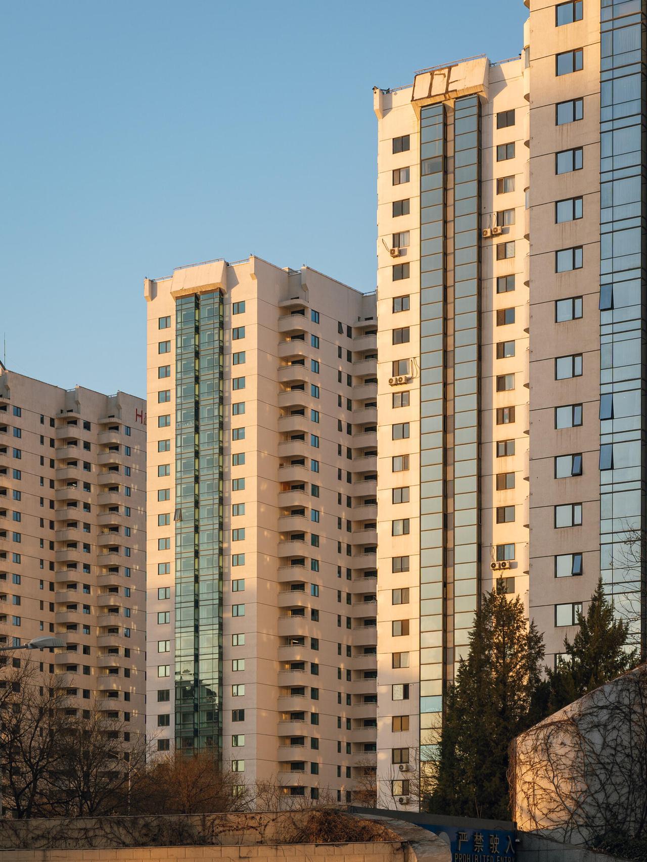 真是疯了一样一男子盯了一套房子，八月的时候挂牌价130万，现在没几个月时间，房