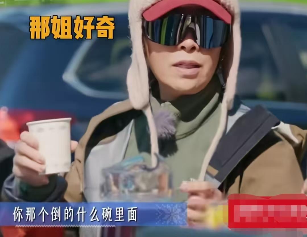 那英好奇龚俊碗里的是什么，龚俊端起来就喝了，然后发现是洗手水！那英：“你那个倒得