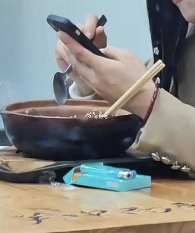 如何评价吃饭的筷子这么插？这么不懂礼仪？