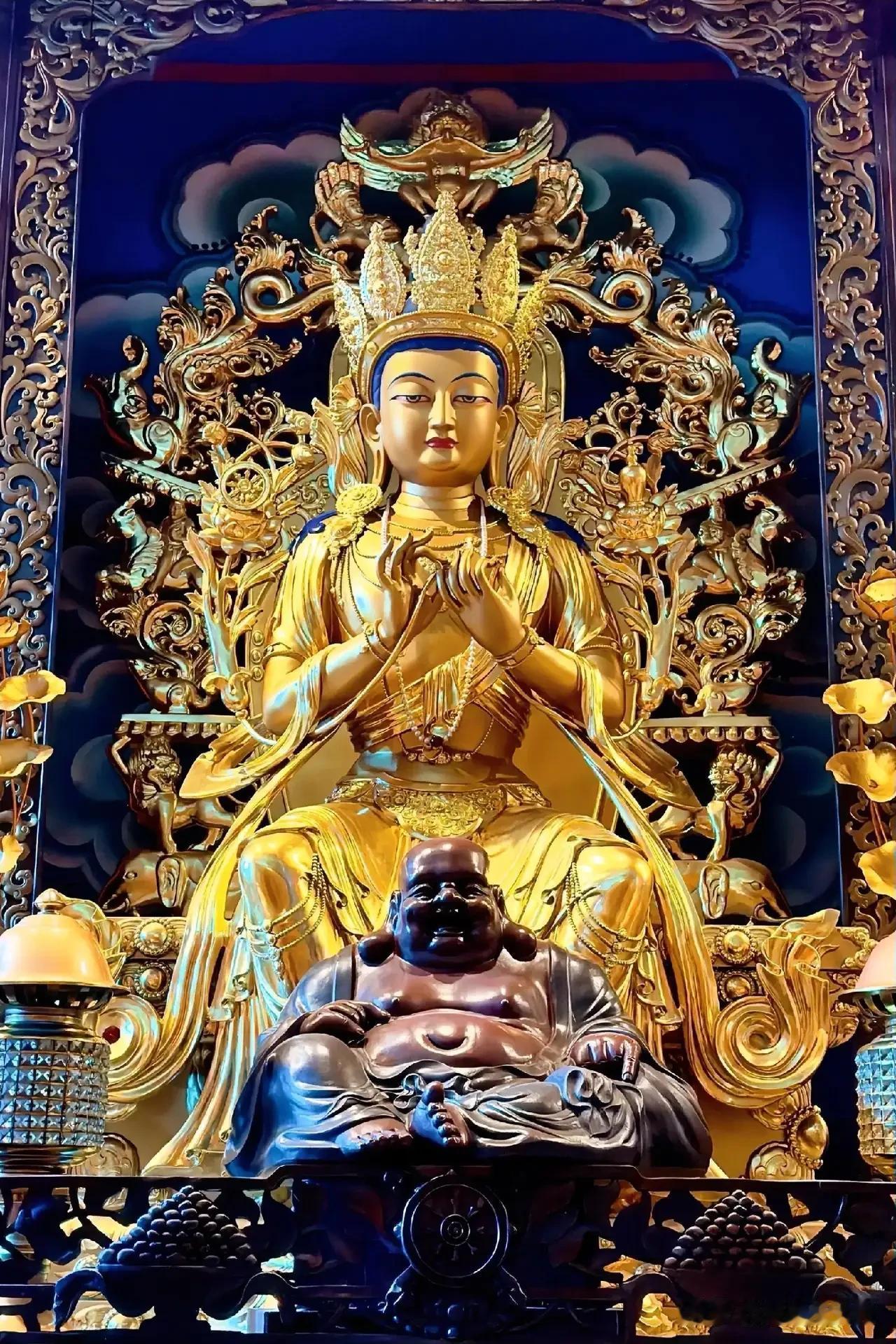 寺院里两个弥勒佛，一个庄严一个爱笑，90%的人都不知道为什么！你逛寺院时，