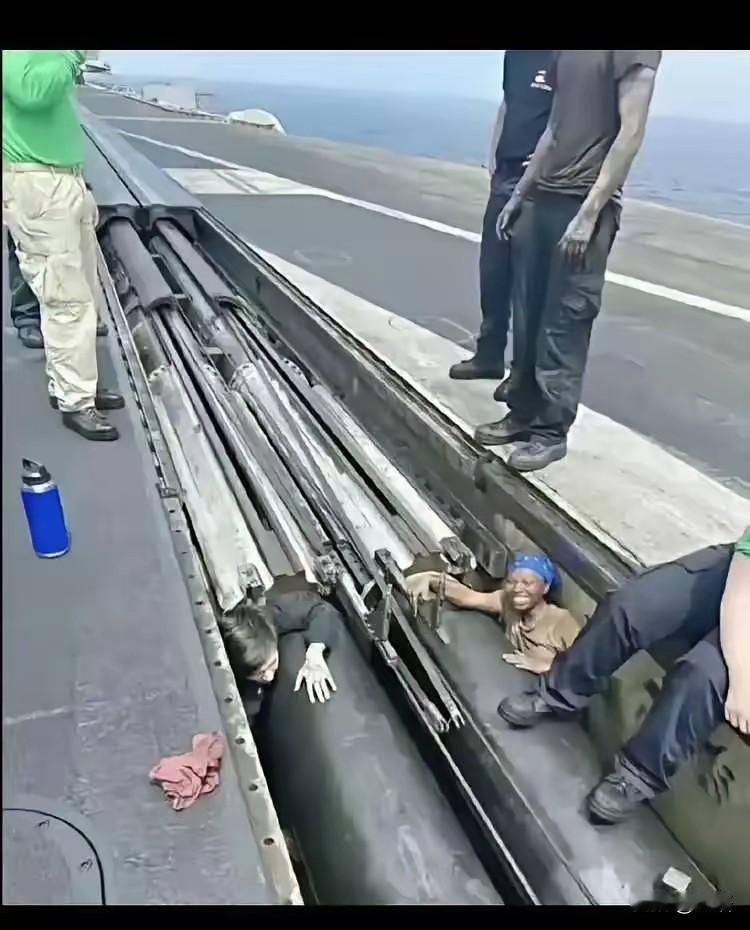 蒸弹的体积真的大，瞧瞧这开口式气管旁的两个人，显得可真小。这个气管的关键技术是