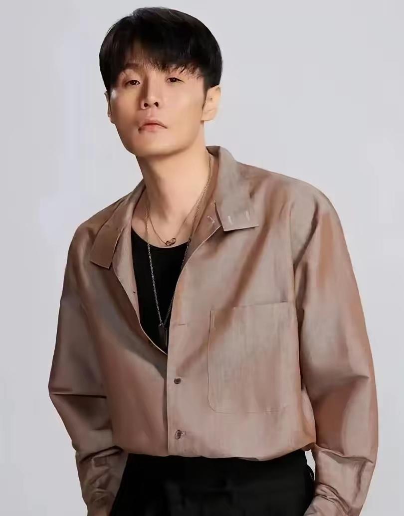 李荣浩这篇长文一出来，评论区直接炸成了两派。3月29号那天，他把对单依纯的