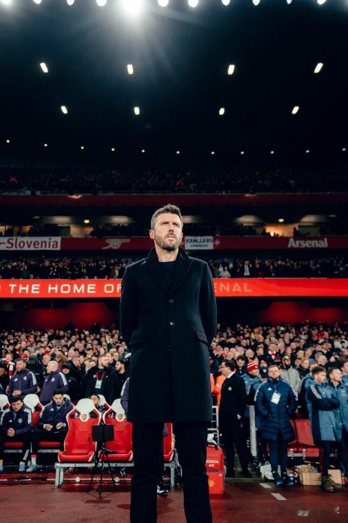 卡里克担任曼联主帅仍保持不败战绩。早在2021年担任临时教练时，他已展现出应对豪