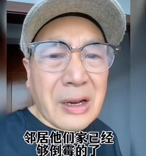 一位老人搭乘街坊的顺风车途中遭遇交通事故，连续在医院休养七天有余。车主主动拿出两
