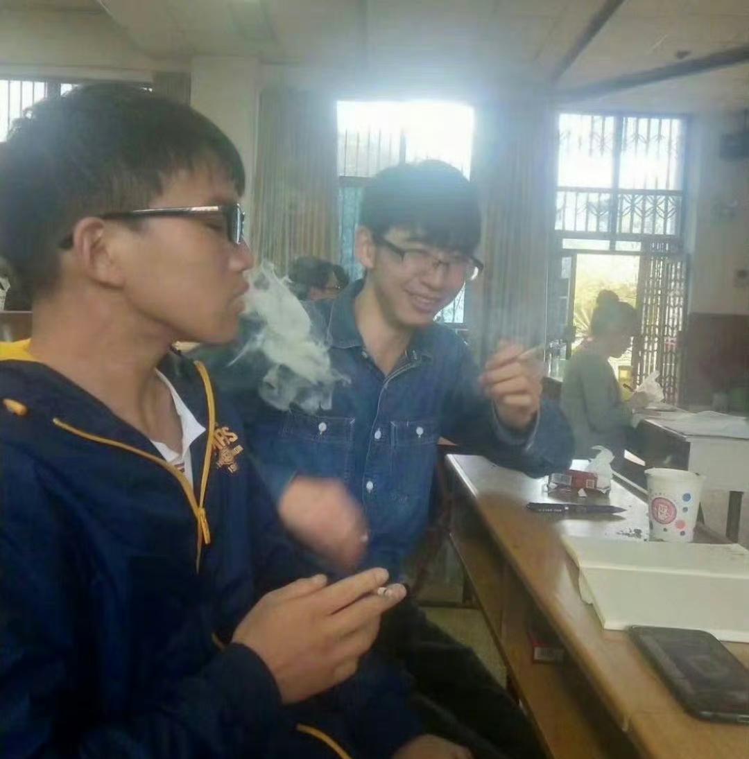 2015年，西南某农业大学烟草专业学生在课堂吐云吐雾，这些男生女生个个在教室吸着