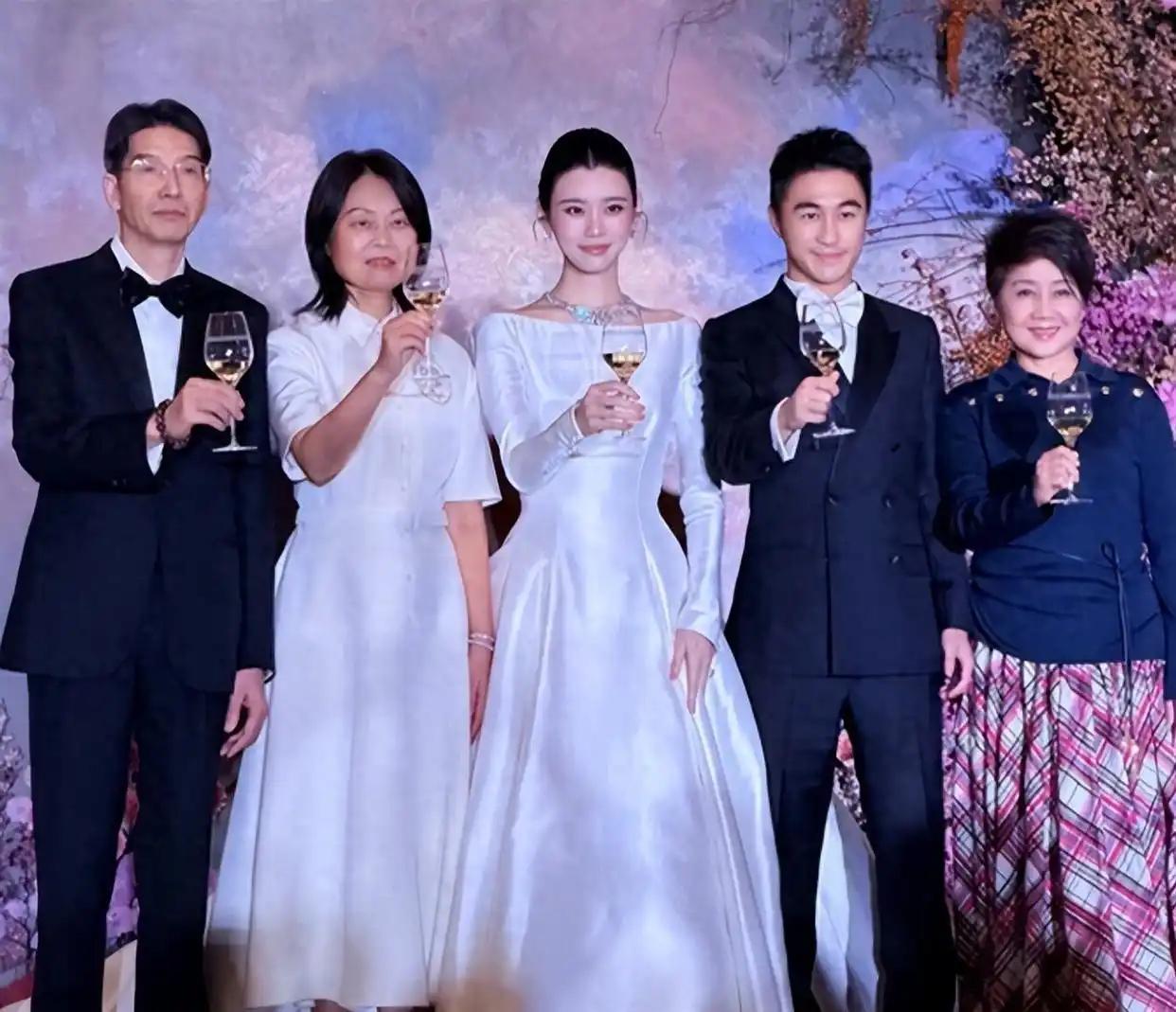 何猷君答谢宴家族成员齐聚，何超琼上台送祝福，梁安琪全程低调，主动让C位，当年争产