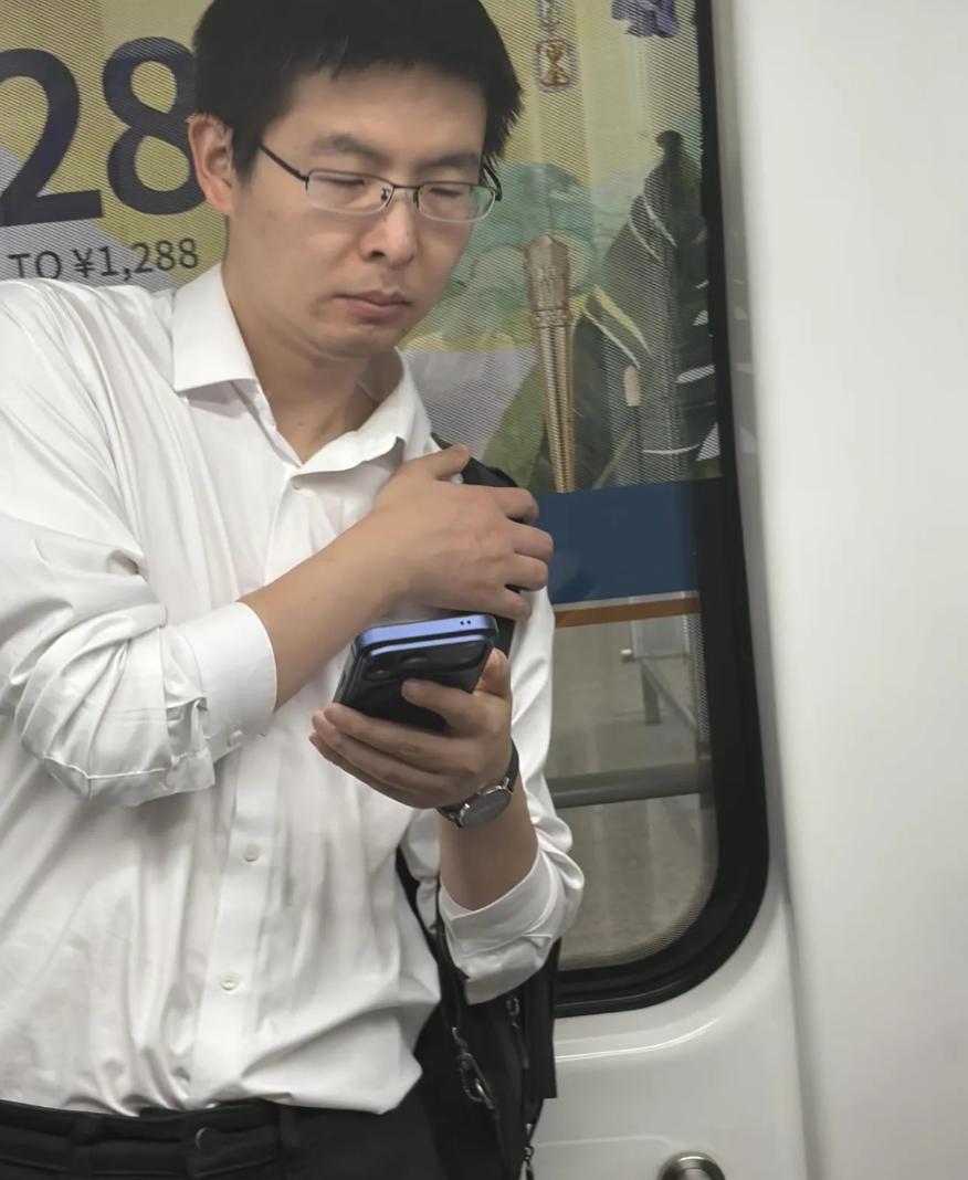 36岁宇树科技总裁王兴兴在北京被网友偶遇，一脸愁容，看起来很苦闷的样子已经是9