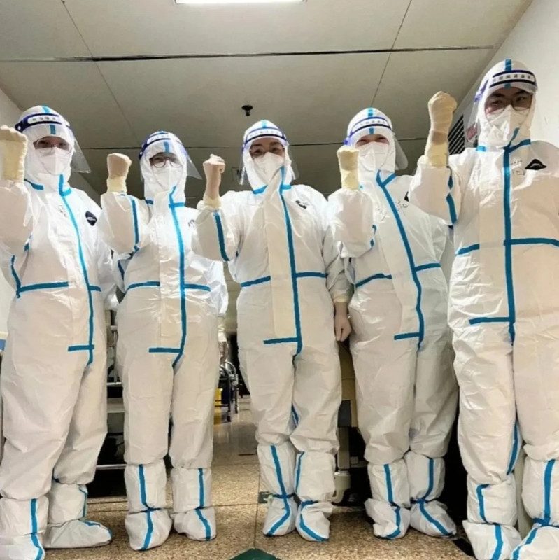医院员工将白大褂和荣譽证书扔进垃圾箱令人痛心。最近，封丘县人民医院裁减500