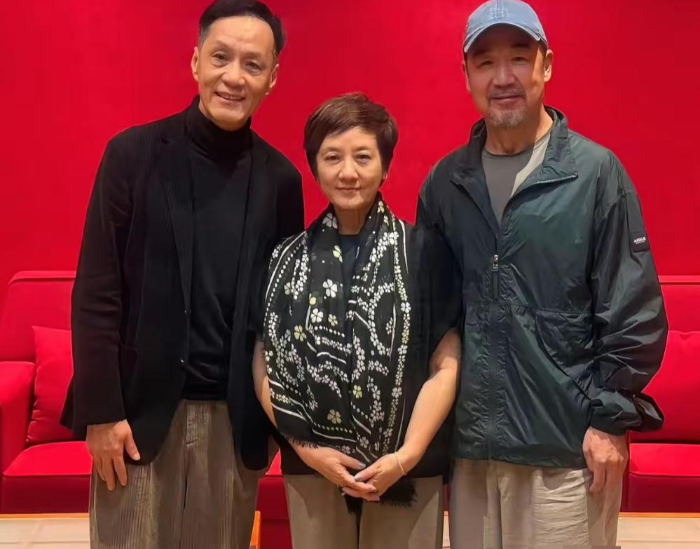 张国立，激动发文！ 9月6日，深夜，71岁的演员张国立，罕见激动发文，并晒出