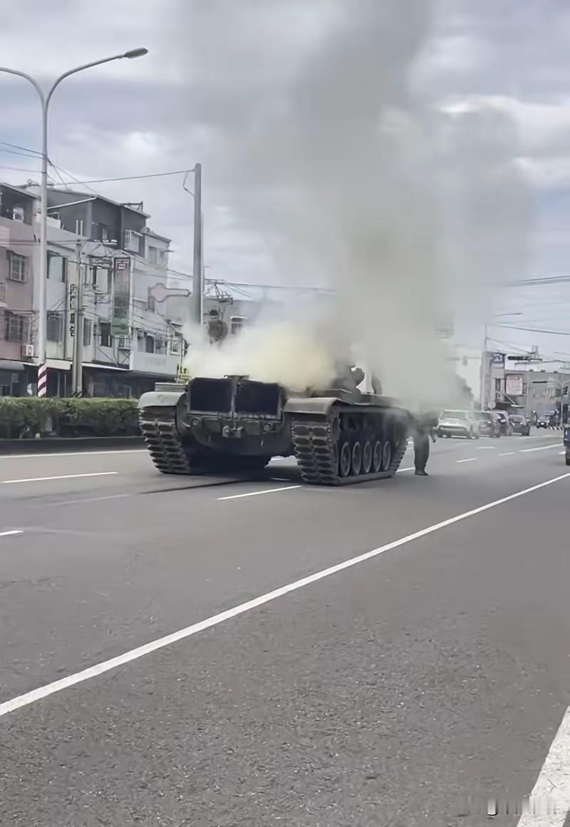 台湾人和大陆人的保密意识完全不同在大陆看到正在执行任务的军车、坦克、导弹以及头
