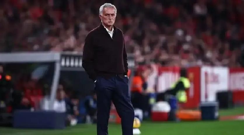 落后10分，穆帅贴满奖杯照片更衣室静得能听见心跳。联赛杯刚捧杯，大家却笑不